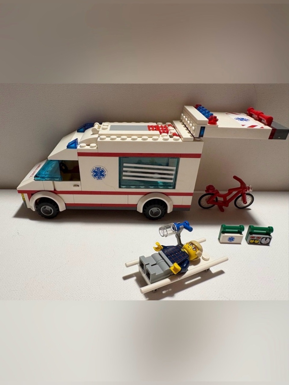 2012 LEGO CITY AMBULANCE Patient on Stretcher & Bicycle 4431 Minifigures